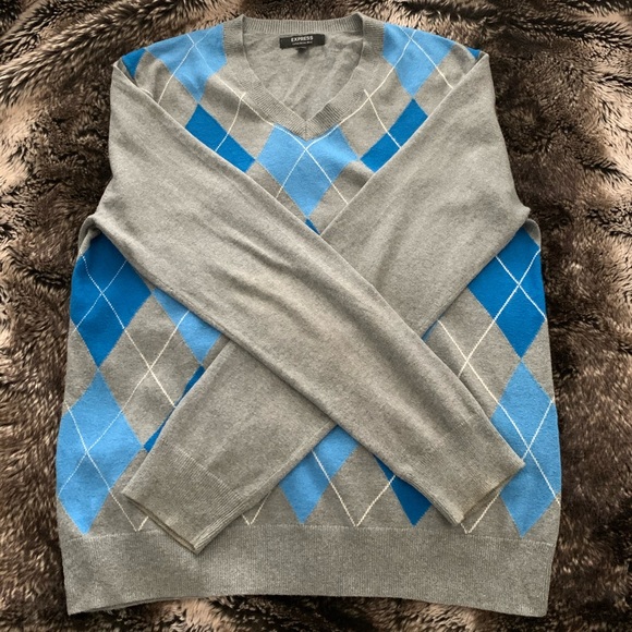 Express V-Neck Argyle Sweater - Picture 2 of 4